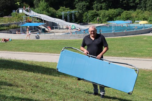 Freibad im Grünen: Neue Liegen