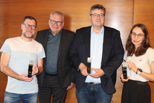 Auszeichnung für 10-jährige Tätigkeit im Gemeinderat: Karl Neher, Andreas Löffler und Lina Baach mit der Ehrenstele des Gemeindetags