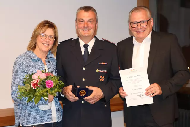 Michael Kohlhaas und mseine Frau Renate mit Bürgermeister Bernhard Richter